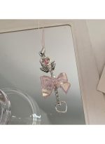 Stylishly designed necklace that attaches to the phone, with a plastic part to secure it to the phone - Image 5